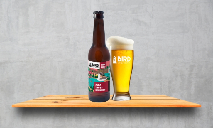 Albatrots Jeneverbes Saison flesje en glas op een plank aan de muur